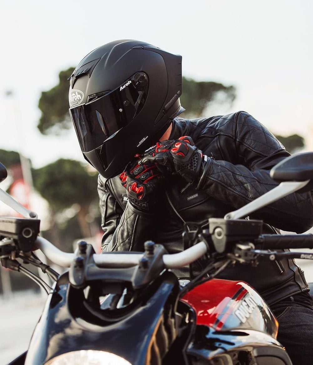 Premium-Motorradmarken erklärt: von Alpinestars bis Airoh