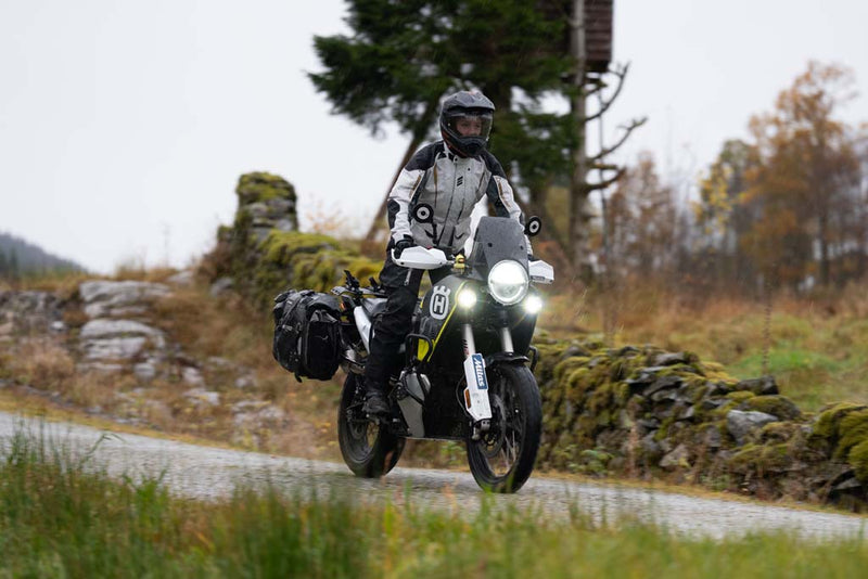 Wasserdicht auf dem Motorrad: was 20K, Gore-Tex und HydraDri wirklich bedeuten (2026)