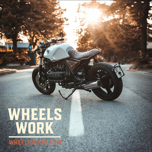 Motor poetsen: zo maak je jouw motor showroom clean met Muc-Off