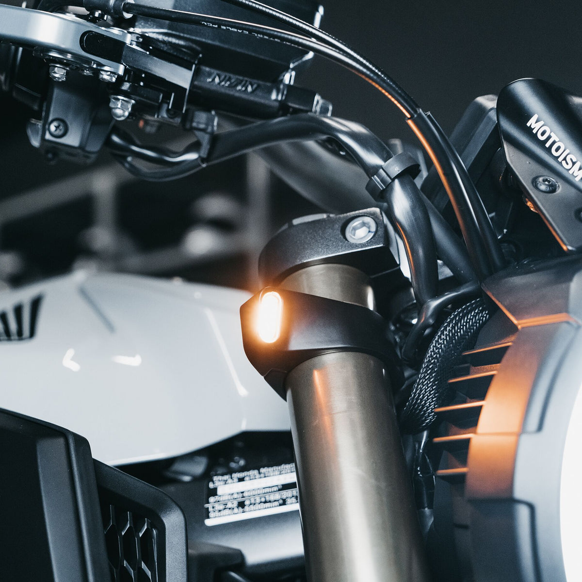 Motoism Type Three Vorkklem met Knipperlichten – Honda CB650R vanaf 2024 – foto 3