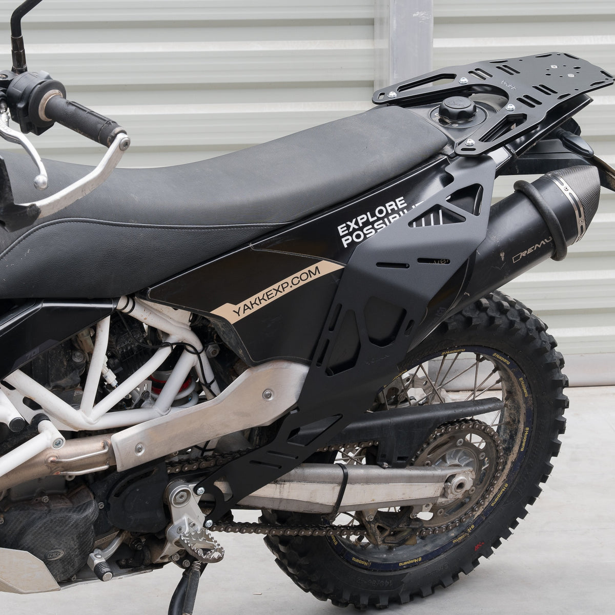 Yakk EXP Zijkofferrek Husqvarna 701 Enduro/Supermoto 2016-2025 Zwart