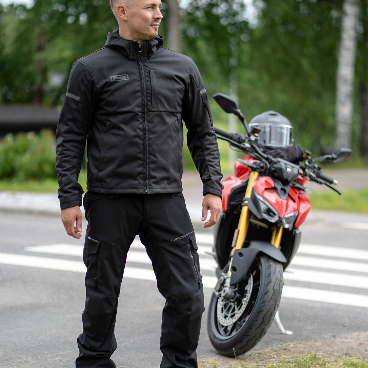 Lindstrands Hamra Motorjas Zwart