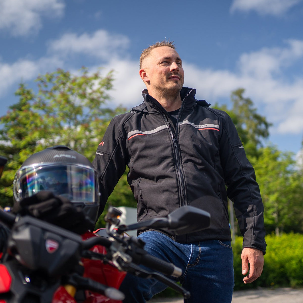 Lindstrands Saxby Motorjas Zwart