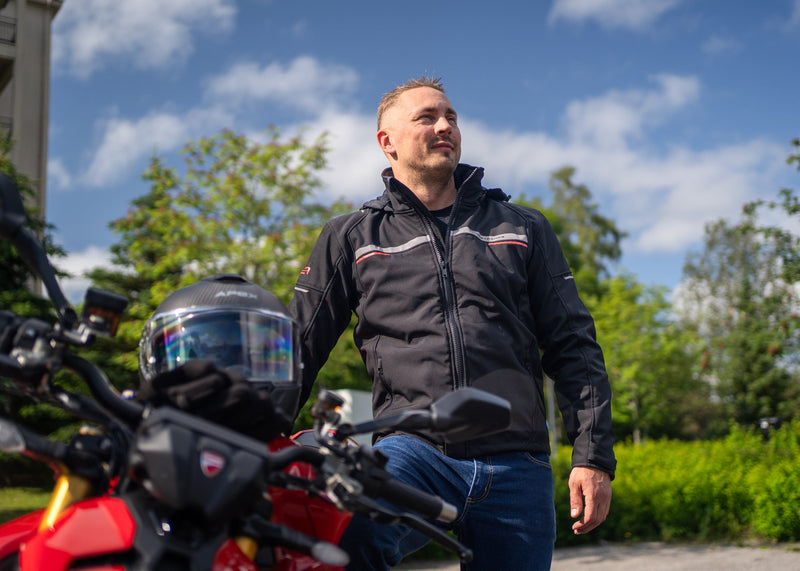 Lindstrands Saxby Motorjas Zwart