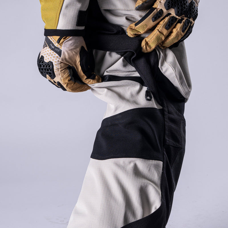 Leatt ADV DriTour 5.5 Motorradhose, wasserdicht, 20.000 mm Wassersäule, AA-Level-2-Protektoren, Sandbraun